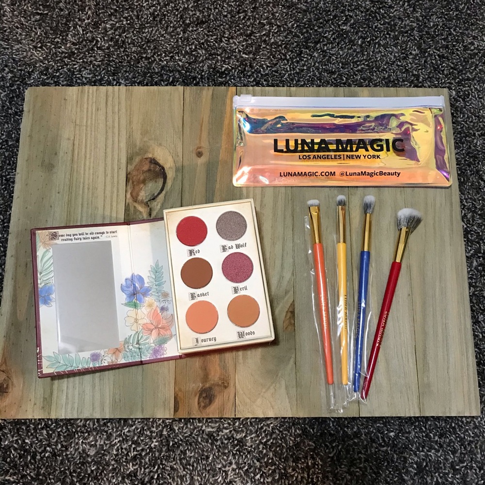 6 Pan Eyeshadow Palette & 4 Piece Brush Set